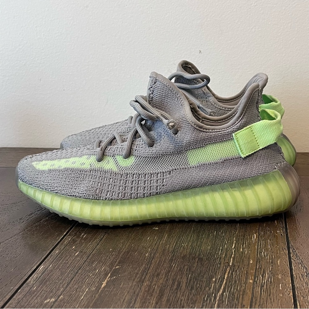 Yeezy Boost 350 V2 Glow Sneakers Mens size 7